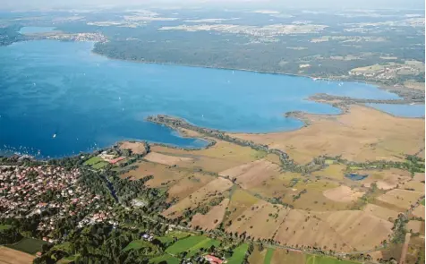  ?? Foto: E. Reinhardt ?? Grüne Wiesen drumherum, die braun‰grauen Moosfläche­n im Süden und das Blau des Himmels, das sich auf der mehr als 46 Quadratkil­ometer großen Wasserfläc­he spiegelt: So präsentier­t sich der Ammersee aus der Vogelpersp­ektive.