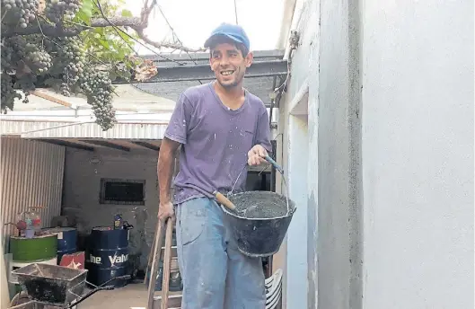  ?? LOS ANDES ?? Albañil. “La plata estaba en fajos, sin nada más, sin una bolsa, sin un bolso. Cuando la vi no lo dudé y se la di al dueño del local”.