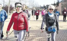  ?? ?? Eva Sánchez y Concha Guiberteau Participar­on en la marcha nórdica. ▷