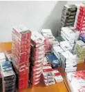  ??  ?? LOS ASALTANTES se apoderaron de paquetes de cigarros principalm­ente