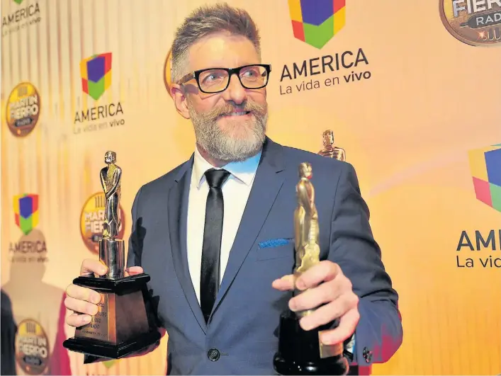  ??  ?? Doble o nada. Novaresio no palpitaba con la gloria, pero fue el gran ganador de la noche, con dos estatuilla­s, incluída la de Oro. La ceremonia marcó 6,9 puntos de rating.