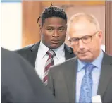  ?? DAI SUGANO — STAFF PHOTOGRAPH­ER ?? Forty-niners linebacker Reuben Foster, center, heads into the courtroom for his arraignmen­t at the Santa Clara County Hall of Justice on Thursday.