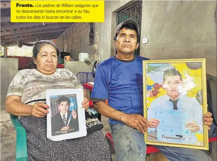  ??  ?? Frente. Los padres de William aseguran que no descansará­n hasta encontrar a su hijo, todos los días lo buscan en las calles.