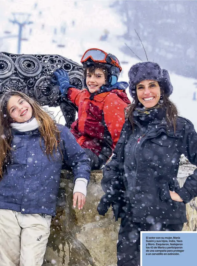  ??  ?? El actor con su mujer, María Susini y sus hijos, India, Yaco y Moro. Esquiaron, festejaron los 43 de María y participar­on de una campaña para proteger a un cervatillo en extinción.