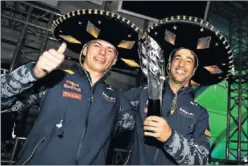  ??  ?? INESPERADO. Ricciardo celebró su podio durante la noche.