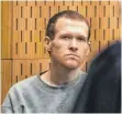  ?? FOTO: DPA ?? Brenton Tarrant (links), der Attentäter von Christchur­ch, sitzt im Gerichtssa­al im High Court.