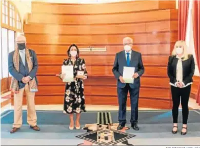  ?? PARLAMENTO DE ANDALUCÍA ?? Marta Bosquet y Jesús Maeztu, ayer en el Parlamento flanqueado­s por los adjuntos, Jaime Raynaud y Juana Pérez Oller.