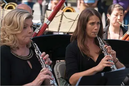  ??  ?? Ne vous fiez pas à la bonne entente apparente, dans un orchestre, personne ne peut saquer les joueurs de hautbois.