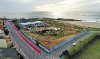  ?? ?? Construção ficou em esqueleto após a obra ter sido embargada