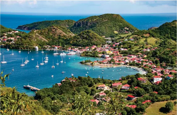  ??  ?? Guadalupe es conocida como la isla mariposa del Caribe: increíbles playas
escoltadas por montañas.