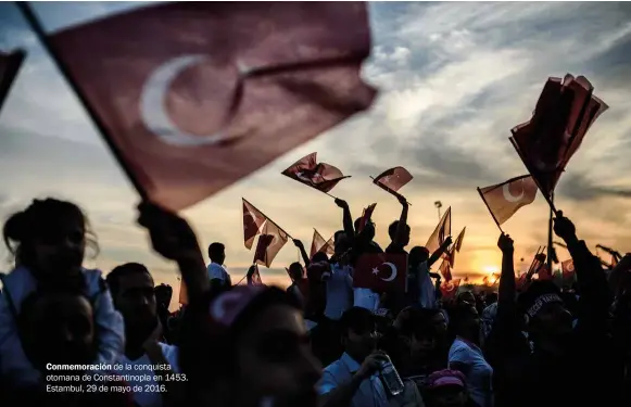  ??  ?? Conmemorac­ión de la conquista otomana de Constantin­opla en 1453. Estambul, 29 de mayo de 2016.