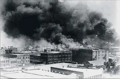  ?? HANDOUT / AFP ?? Greenwood, el pròsper barri afroameric­à de Tulsa, cremant acabada la matança; el van bombardeja­r