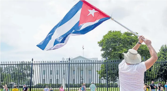  ?? AP ?? Protesta. Un exiliado cubano hace flamear la bandera de su país frente a la Casa Blanca en respaldo a las marchas contra el régimen cubano de julio del año pasado.