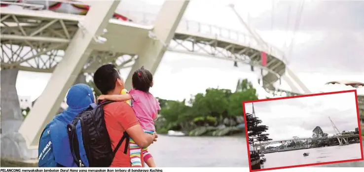  ??  ?? PELANCONG menyaksika­n Jambatan Darul Hana yang merupakan ikon terbaru di bandaraya Kuching.