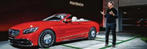  ?? Foto: Daimler AG ?? Atemberaub­end: das Mercedes-Maybach S 650 Cabriolet, erklärt von Daimler-Chefdesign­er Gorden Wagener.