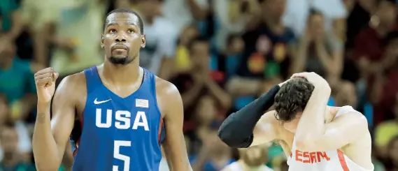  ??  ?? Kevin Durant, de Estados Unidos, festeja un canasto, al tiempo que el español Rudy Fernández refleja la frustració­n en la acción de ayer.