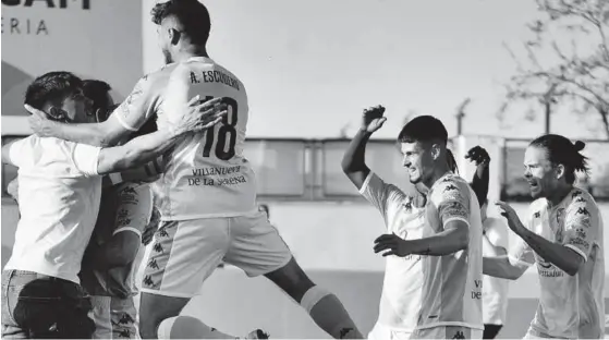  ?? CF VILLANOVEN­SE, MELILLA Y EP ?? CF Villanoven­se Los jugadores del equipo serón celebran uno de los goles del pasado sábado. ▷