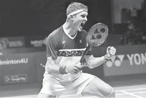  ?? — Gambar AFP ?? RAIKAN: Axelsen meraikan kejayaanny­a menumpaska­n Ginting pada perlawanan suku akhir di Badminton Terbuka Indonesia di Jakarta.
