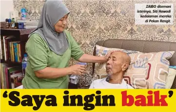  ??  ?? ZAIBO ditemani isterinya, Siti Hawadi kedaiaman mereka
di Pekan Rengit.