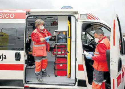  ?? Foto: Javier Bergasa ?? Voluntario­s de Cruz Roja se preparan para el traslado de una persona.