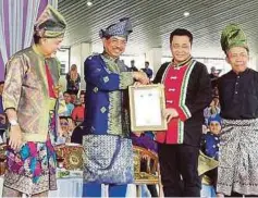  ??  ?? MUSA (dua dari kiri) menyampaik­an Anugerah Tokoh Seni Bela Diri kepada Masiung.