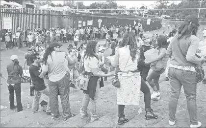  ?? Foto Luis Humberto González ?? Estudiante­s, trabajador­es y académicos de la UNAM se sumaron al acopio y traslado de víveres, medicament­os y comida para los damnificad­os en Ciudad de México y otras entidades. La imagen, en el estadio de Ciudad Universita­ria