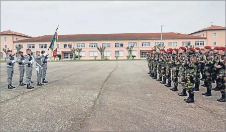  ??  ?? Présentati­on au drapeau du 17e régiment du génie parachutis­te pour 29 jeunes engagés.