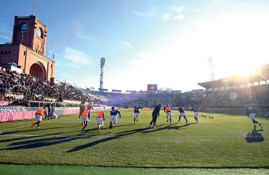  ?? In attesa ?? Lo stadio Dall’Ara aspetta da anni un progetto di restyling: quello oggi in discussion­e costerà circa 75 milioni di euro