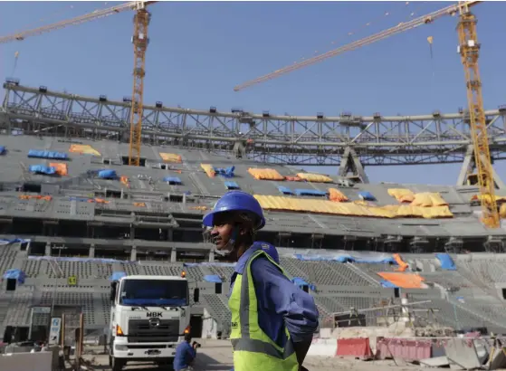  ?? FOTO: HASSAN AMMAR/TT-AP, ARKIVBILD ?? Byggarbete pågår vid en av platserna där en ny arena växer fram inför fotbolls-VM 2022 i Qatar.