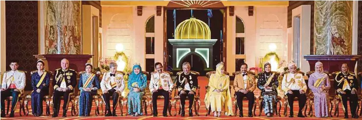  ?? [Foto BERNAMA ?? Seri Paduka dan Raja Permaisuri Agong bersama jemputan diraja pada Majlis Santapan Diraja sempena Istiadat Pertabalan Yang di-pertuan Agong Ke-16 di Istana Negara, malam tadi.