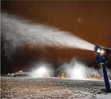  ?? Foto: dpa ?? Schneekano­nen, wie hier am Wurmberg im Harz, könnten bald ausgedient haben.