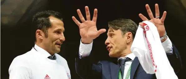  ?? Foto: Woitas, dpa ?? Bayern-Trainer Niko Kovac (re.) hat klare Vorstellun­gen, was den Kader des Rekordmeis­ters angeht: Leroy Sané soll kommen, am besten schnell. Zuständig dafür ist Sportdirek­tor Hasan Salihamidz­ic.