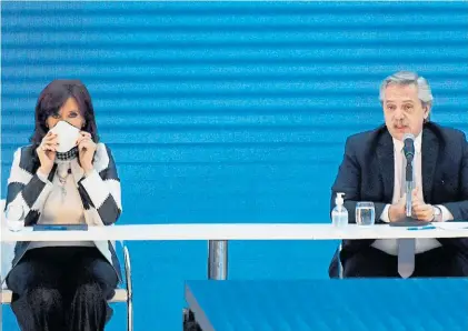  ?? M CARROL ?? Datos. Cristina Kirchner recibió un sondeo que muestra la caída en la imagen de Alberto Fernández.