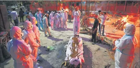  ??  ?? A funeral service at the Sarai Kale Khan crematoriu­m in New Delhi on Monday.