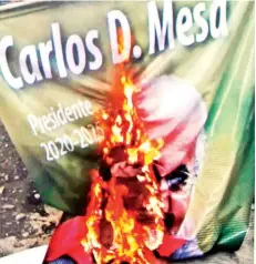  ??  ?? Seguidores del MAS quemaron el banner de Carlos Mesa en Shinaota.