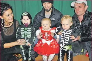  ?? 17t45hallo­08 ?? Morpheus Yozwiak, Mila Mackiewicz and Julia Wroblewska-Wrona were some of the tiniest tots in fancy
dress – and check out that ‘Dracula’ dummy!