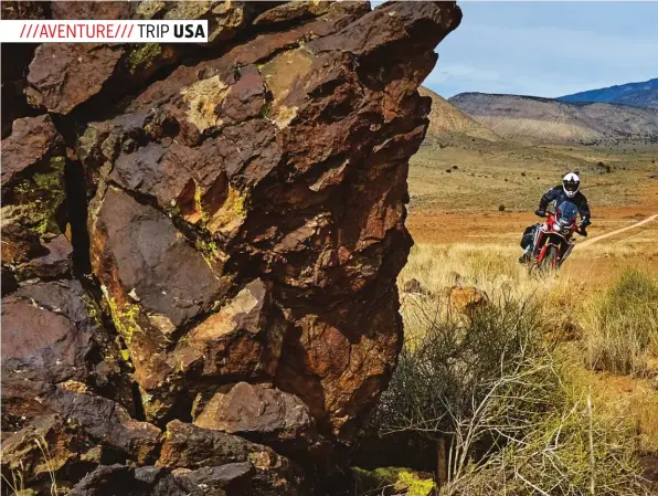  ??  ?? Après une nuit dans les « confortabl­es » chariots du Bar 10 Ranch, il est temps de traverser les grandes plaines parsemées de roches volcanique­s qui nous séparent du Grand Canyon. C’est parti pour la chevauchée fantastiqu­e !