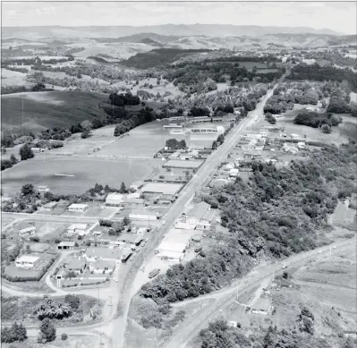  ?? PICTURE / SUPPLIED ?? BIRTHDAY: Okaihau seen from the air around the 100th anniversar­y in 1968. The town celebrates its 150th this weekend.