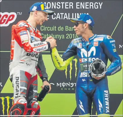  ??  ?? Cordial felicitaci­ón en el podio y compadreo en las ruedas de prensa Lorenzo y Rossi viven una nueva relación FOTO: PEP MORATA