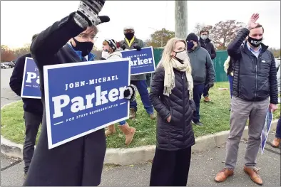  ?? Peter Hvizdak / Hearst Connecticu­t Media ?? John-Michael Parker, left, Christine Cohen and U.S. Sen. Chris Murphy campaign in Madison on Nov. 3.