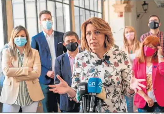  ?? CARLOS CID / EFE ?? Susana Díaz, esta semana durante un acto en Úbeda acompañada por Francisco Reyes, el segundo por la izquierda.