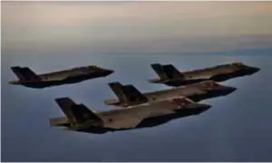  ??  ?? USAF F-35s