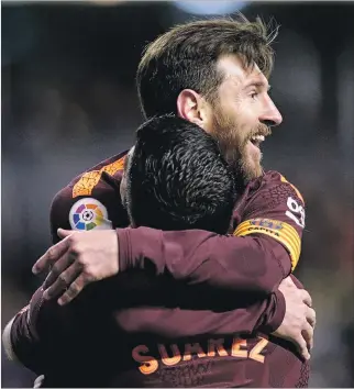  ?? MIGUEL VIDAL / REUTERS ?? Figura. Lionel Messi se abraza con Luis Suárez en el final del partido ante Deportivo La Coruña. El 10 ganó su noveno título de Liga.