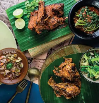  ??  ?? AYAM BUMBU KHAS TUA BARU &amp; BEBEK BAKAR BALACAN