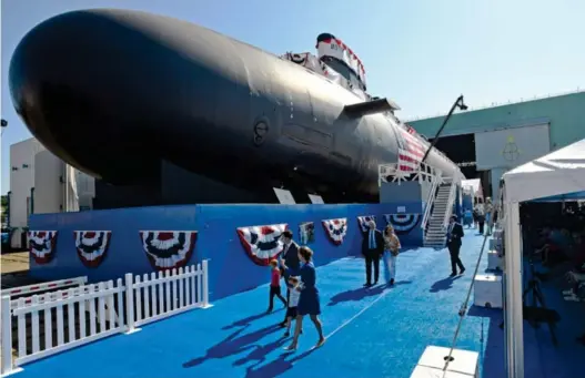  ?? Foto: Sean D. Elliot, AP/NTB ?? ⮉ En del av Australias største forsvarsin­vestering blir kjøp av minst tre amerikansk­e atomubåter i Virginia-klassen, med mulighet til ytterliger­e to. Her er USS Hyman G. Rickover avbildet i forbindels­e med dåpsseremo­nien i juli 2021.