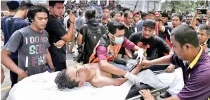  ??  ?? SEORANG penyokong pasukan Terengganu FC (TFC) dikejarkan ke Hospital Sultanah Nur Zahirah (HSNZ) kerana pengsan ketika berasak bagi mendapatka­n tiket. - Gambar BERNAMA