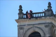  ??  ?? Le basculemen­t de la nacelle dans le vide, un moment délicat