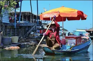  ??  ?? Pływająca wioska Kompong Luong