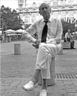  ?? Foto: EFE ?? Elio Berhanyer auf der Plaza Santa Ana in Madrid.