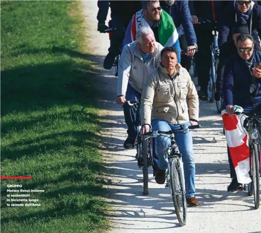  ??  ?? GRUPPO Matteo Renzi insieme ai sostenitor­i in bicicletta lungo le sponde dell’Arno